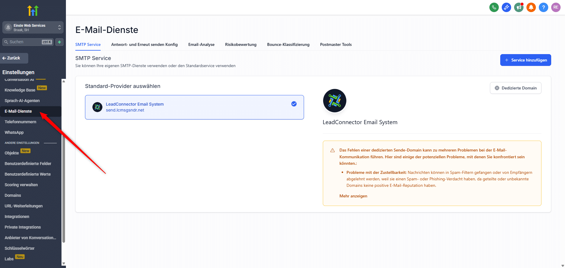 Screenshot der GoHighLevel Plattform, in dem Bereich „E-Mail-Dienste“ unter Einstellungen geöffnet ist. Der aktuell ausgewählte SMTP-Service ist „LeadConnector Email System“, mit einer Warnung über mögliche Zustellprobleme aufgrund fehlender dedizierter Sende-Domain.