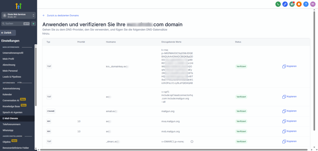 Screenshot der DNS-Verifizierung einer dedizierten Domain in GoHighLevel. Aufgelistet sind verschiedene DNS-Einträge wie TXT, CNAME und MX mit Hostnamen, Werten und dem Verifizierungsstatus „Verifiziert“. Rechts befindet sich jeweils eine Schaltfläche zum Kopieren der Werte.