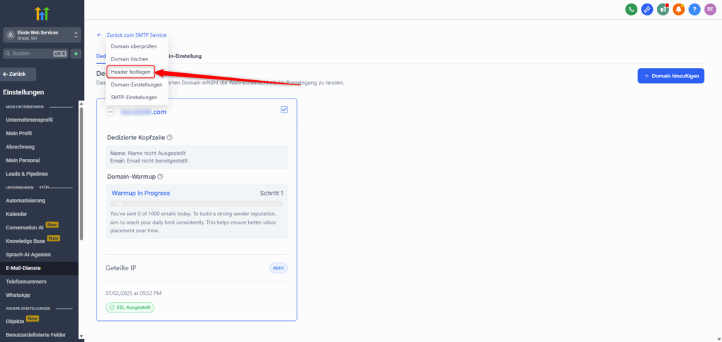 Screenshot aus GoHighLevel beim Verwalten einer dedizierten Domain. Im geöffneten Dropdown-Menü ist die Option „Header festlegen“ markiert. Unten im Fenster ist der Domain-Warmup-Prozess mit dem Status „Warmup In Progress“ zu sehen.