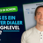 Lächelnder Mann vor einem Screenshot der GoHighLevel-Plattform mit dem Text „Wusstest du schon, dass es ein Power Dialer in HighLevel gibt?“ in großen Lettern.