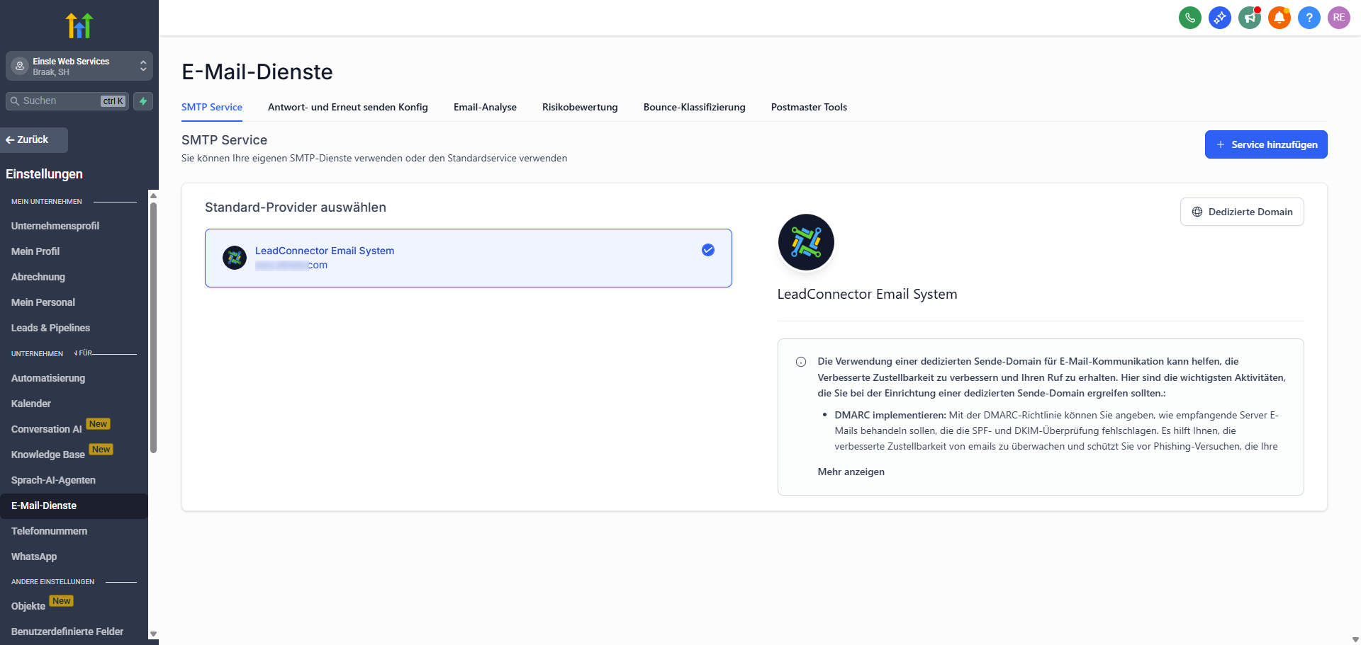 Screenshot der GoHighLevel Plattform im Bereich „E-Mail-Dienste“ mit aktiviertem SMTP-Service über das LeadConnector Email System. Rechts wird ein Infotext zur Verwendung dedizierter Sendedomains und zur DMARC-Implementierung angezeigt.